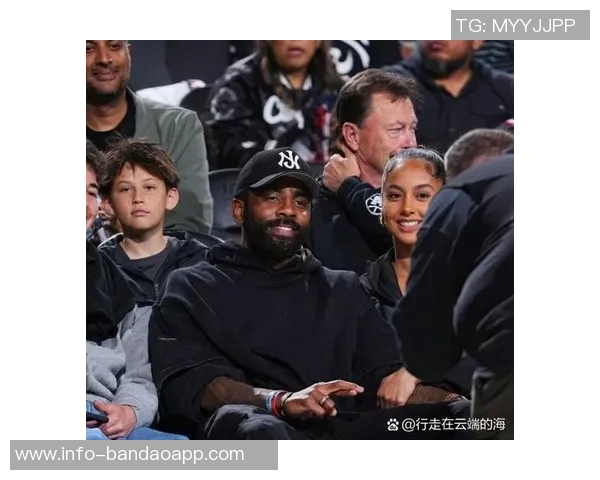 快船备战广州训练照曝光保罗小卡哈登科林斯齐聚场上展现默契 快船备战广州训练照曝光保罗小卡哈登科林斯齐聚场上展现默契